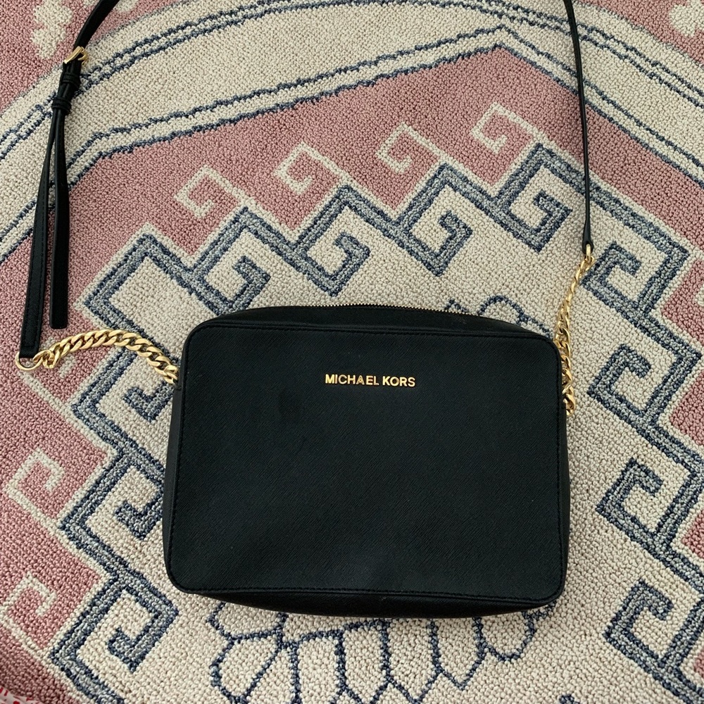 MICHAEL KORS
Jet Set Large Saffiano Crossbody Bag